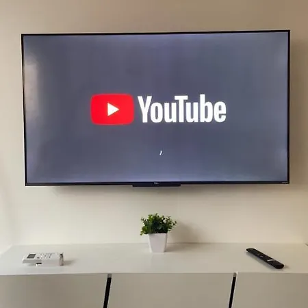 Apartment Idealement Situe, Vue & Parking Privee Gratuit